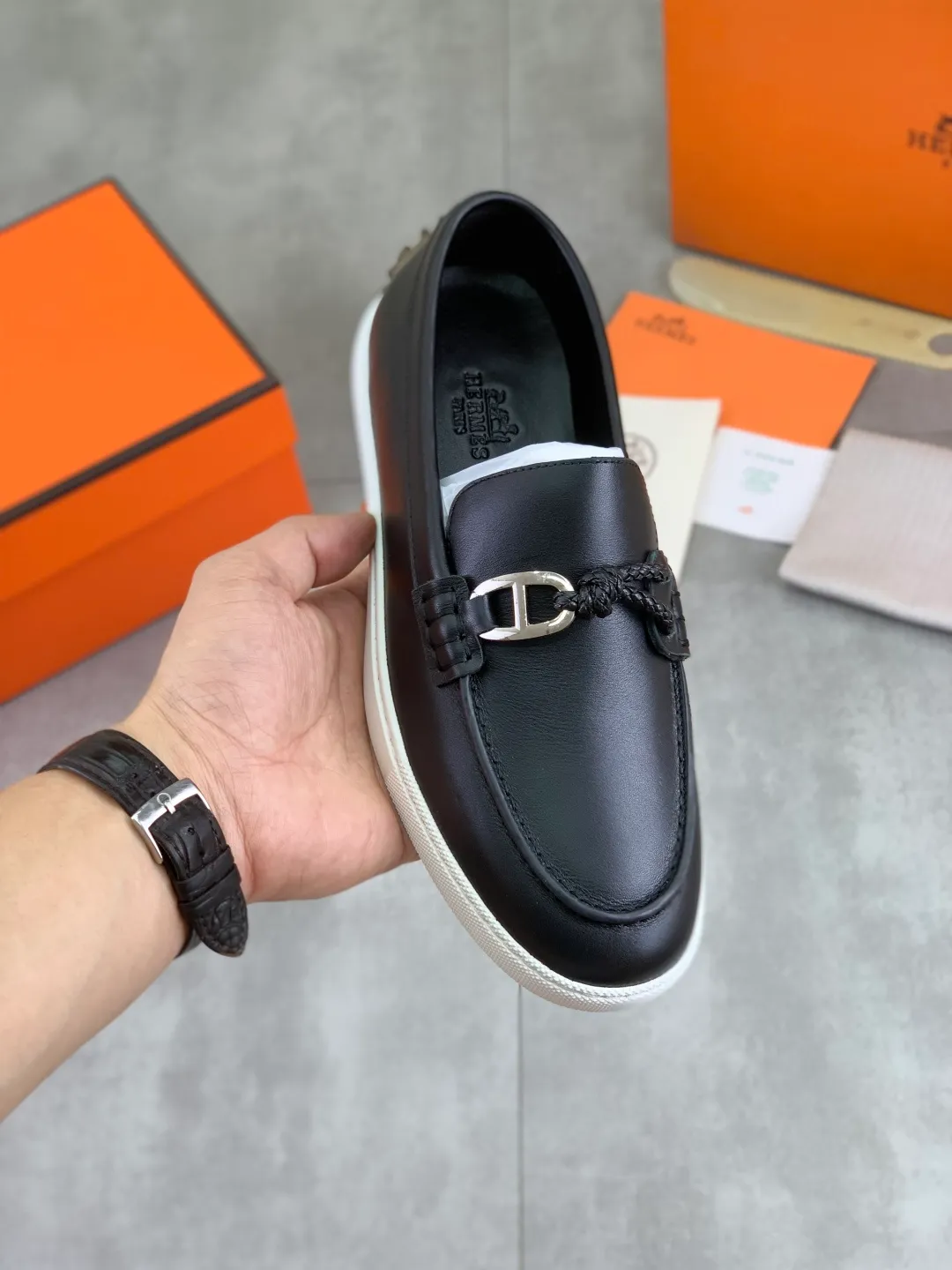 Factory price P600, new model, top version, original order, Hermes men's Drift Sneaker, new summer casual sports shoes, original purchase, development, production, H family men's classic series, technical breathable fabrics with cowhide, casual sports shoes, casual sports dad shoes, combined with high-tech breathable materials and cowhide, H family exclusive button decoration on the side. The outsole is full of H italic design and bright colors to show vitality and continue the brand design inspiration. Stroll around the city lightly and feel free and comfortable. Delivered in exquisite packaging🛍📦 ▪️Fabric: original customized breathable material + first layer of frosted cowhide ▪️Inner: cowhide feet ▪️Outsole: molded and evacuated PU+TPU material ▪️Size: 35-45 Multiple colors available Premium packaging